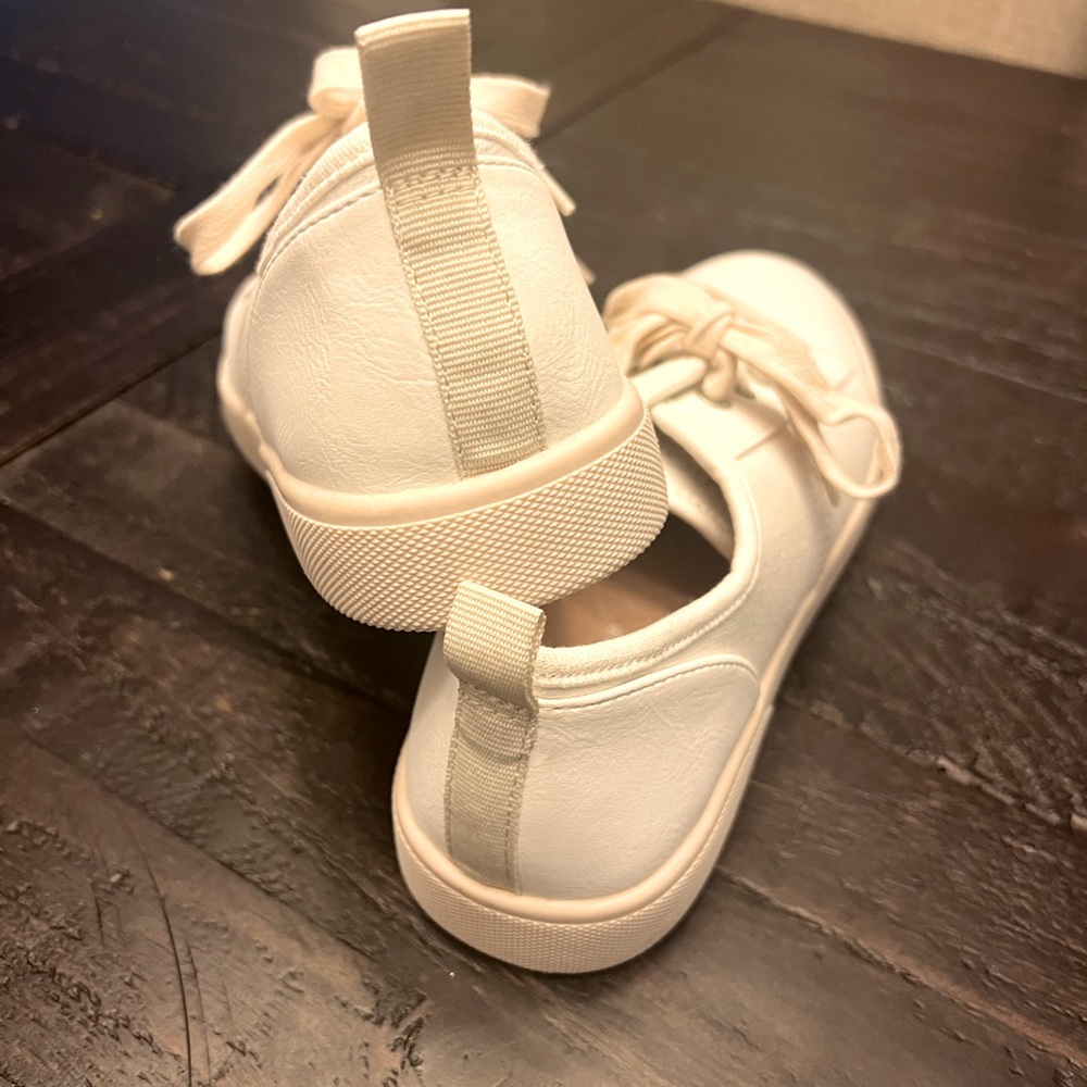 Vionic off white canvas tennis shoes, NEVER WORN.